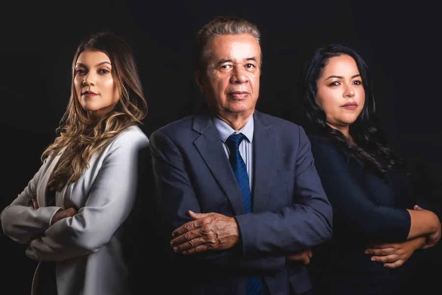 Foto corporativa de equipe de advogados em fundo escuro