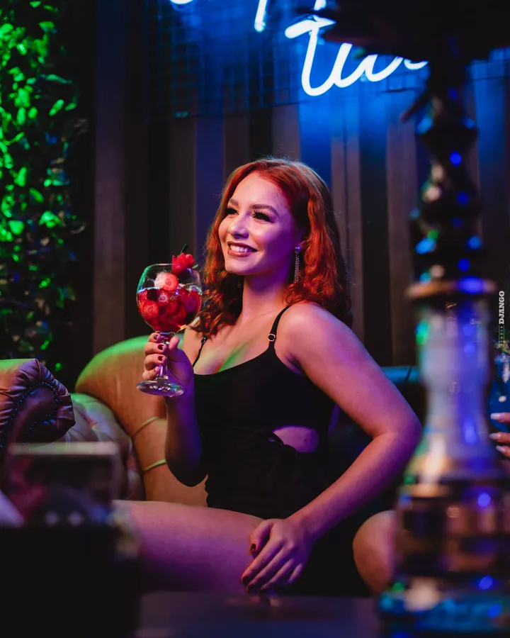 Fotografia de campanha para o Cartel Lounge com luz neon