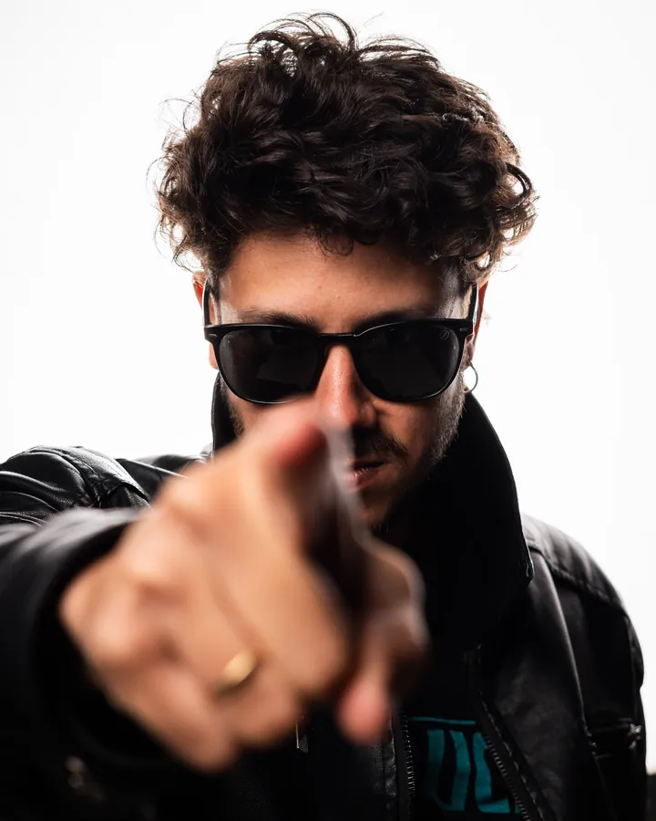 Retrato masculino com óculos escuros em fundo branco no Estúdio Gênesis