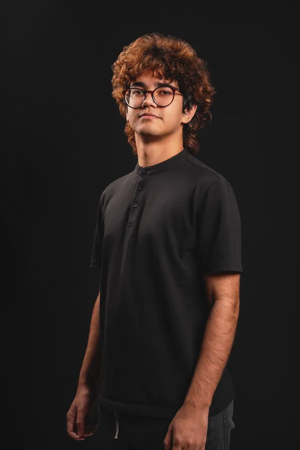 Retrato masculino em fundo escuro no Estúdio Gênesis