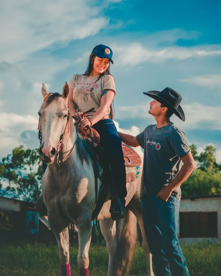 Fotografia de campanha com casal e cavalo para a Fazenda 3R
