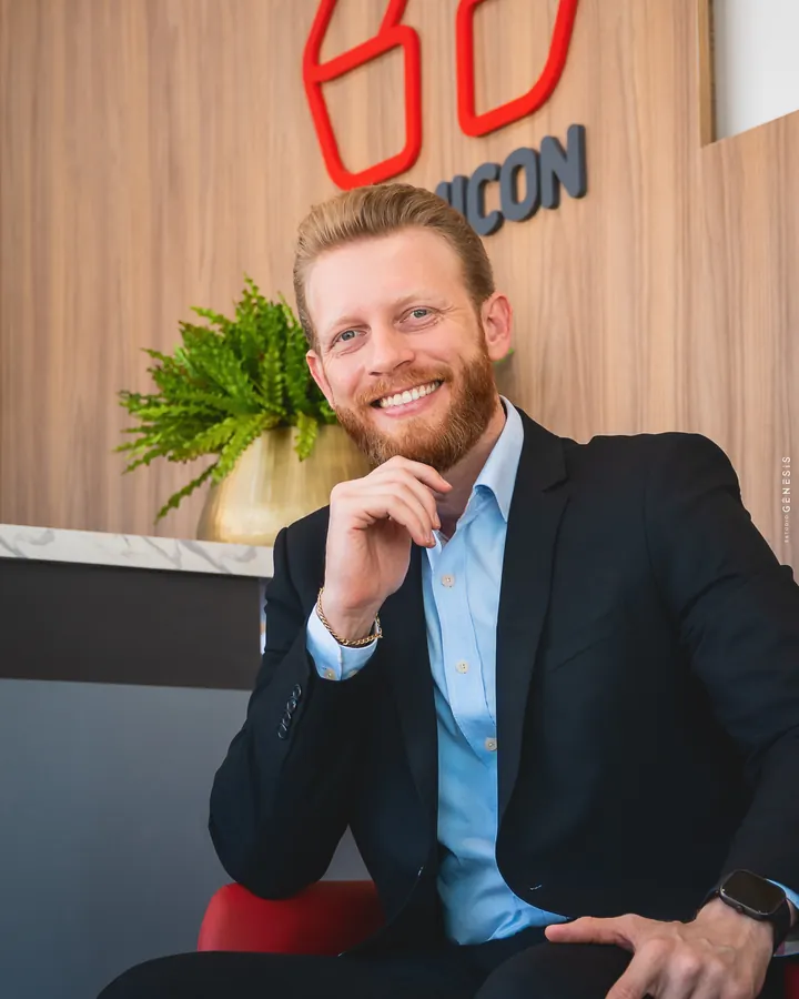 Retrato corporativo de empresário sorrindo