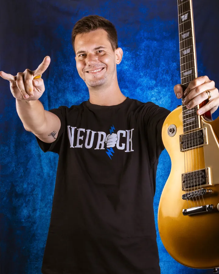 Ensaio da banda Neurock com guitarra e fundo azul