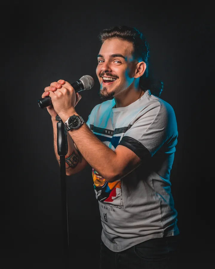Retrato de cantor com microfone em estúdio