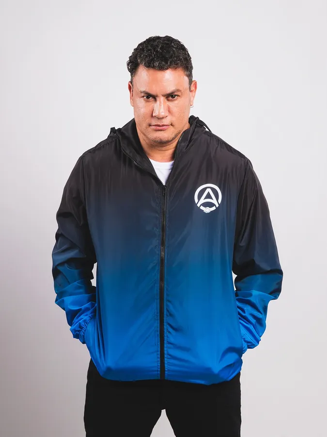 Fotografia de campanha de moda masculina em fundo claro