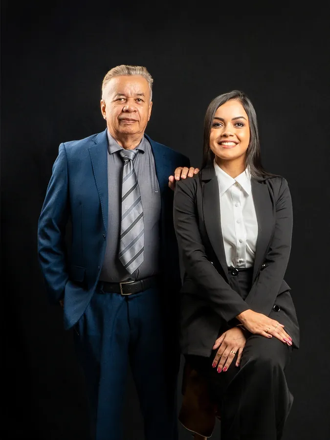 Retrato corporativo de pai e filha em fundo escuro